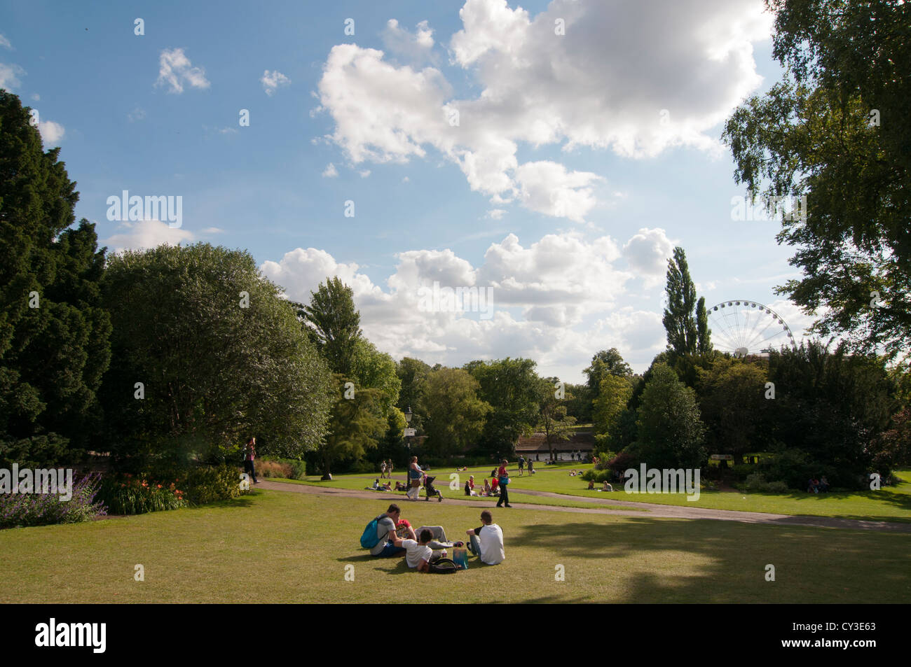 Des gens assis et se détendre dans le Jardin Botanique de New York Museum Gardens Banque D'Images