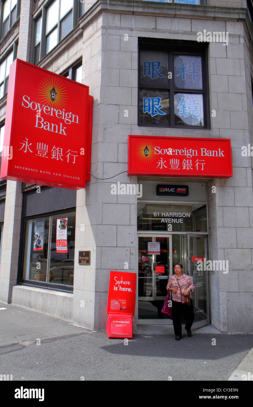 Boston Massachusetts,Chinatown,Harrison Avenue,Sovereign Bank,banking,hanzi,han,caractères,symboles,mandarin,symboles,avant,entrée,femme asiatique Banque D'Images