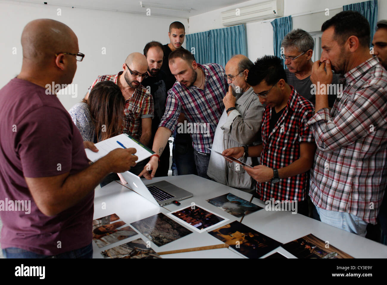 Photographe de Magnum Attar Abbas lors d'une Israélienne palestinienne atelier de photographie en Israël Banque D'Images
