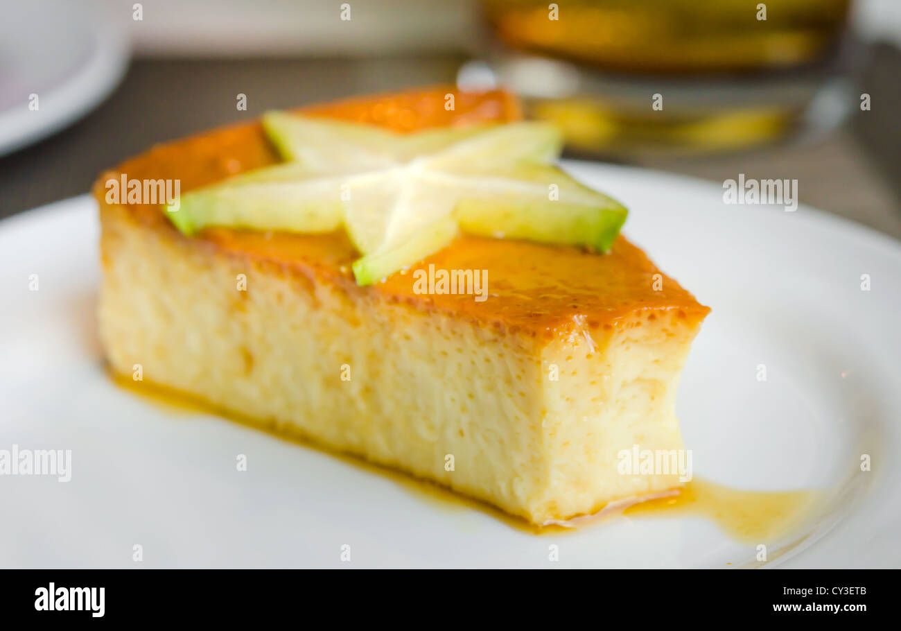 Gâteau à la crème pâtissière et star fruits , dessert sucré Banque D'Images