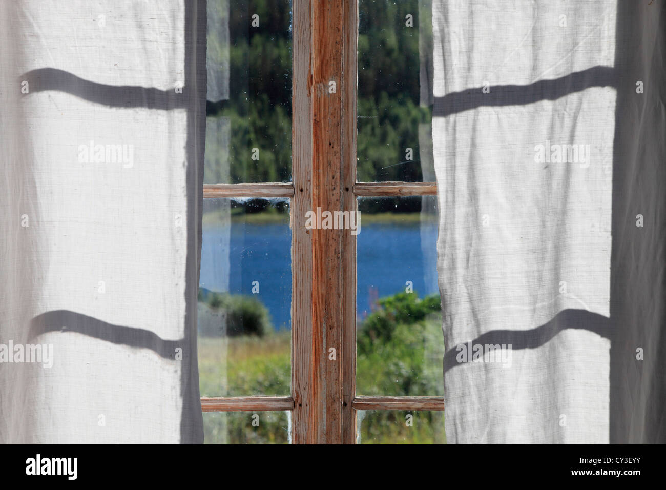 Des rideaux blancs l'élaboration d'une fenêtre dans une maison de campagne Banque D'Images