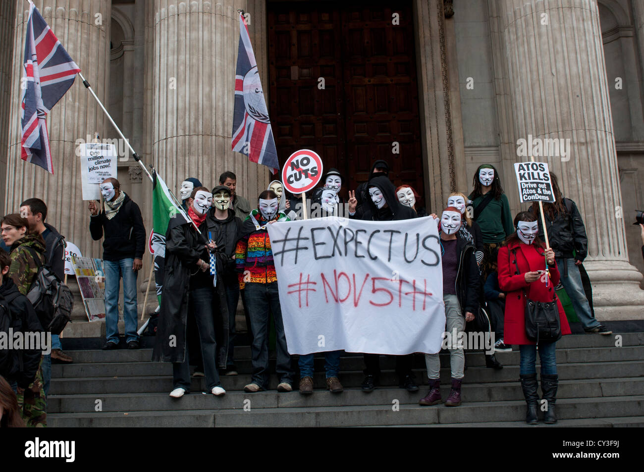 Anonymous UK -- 20 octobre 2012 -- Anonyme UK sont à l'extérieur de la Cathédrale St Paul, et en attendant de rejoindre le TUC Mars dans la solidarité. Banque D'Images