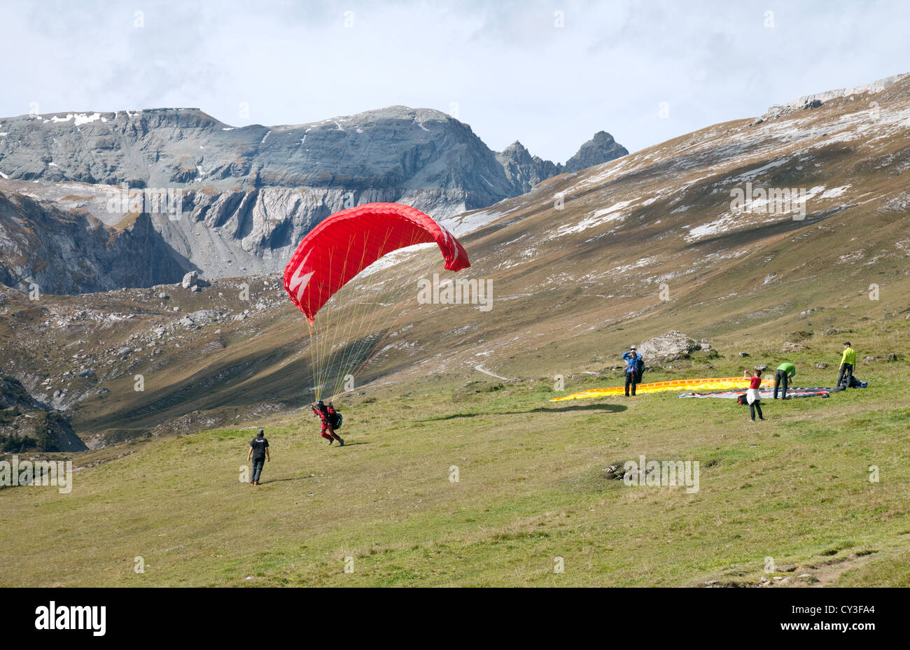 Un parapentiste prend son essor, les alpes suisses au-dessus de Flims, Grisons, Suisse Europe Banque D'Images