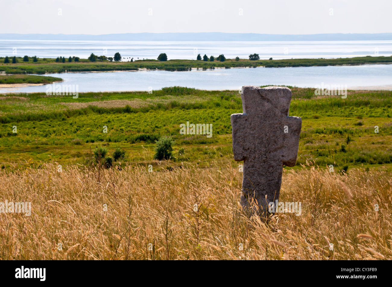 Cosaque vieille croix de pierre sur les rives du Dniepr, en Ukraine Banque D'Images