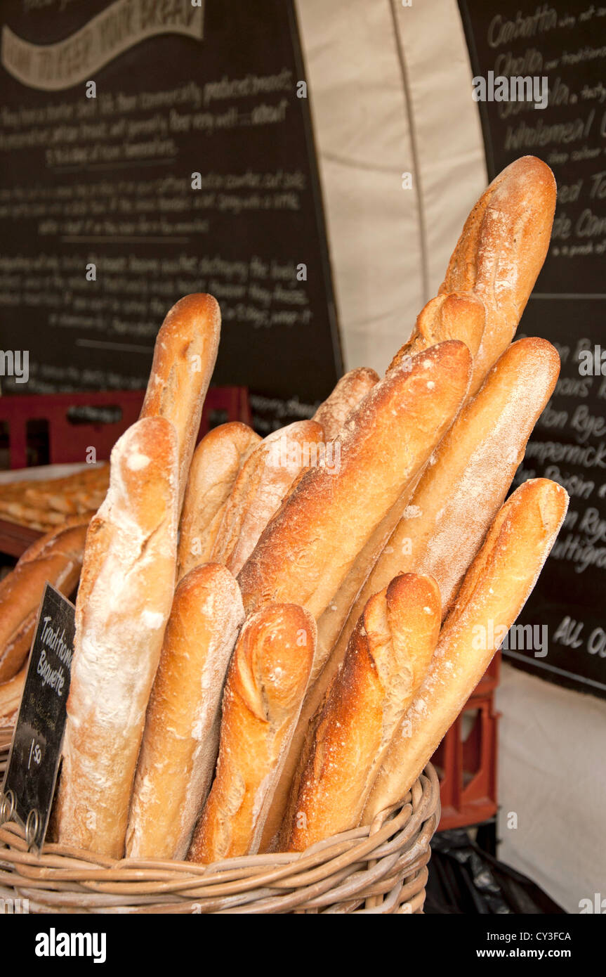 Sélection de produits de boulangerie debout dans panier Banque D'Images