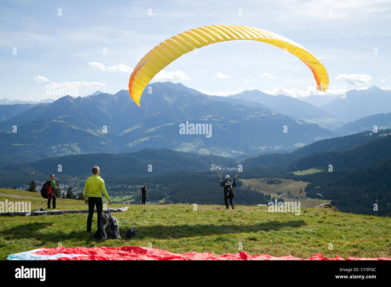 Un parapentiste prend son essor, les alpes suisses au-dessus de Flims, Suisse Europe Banque D'Images