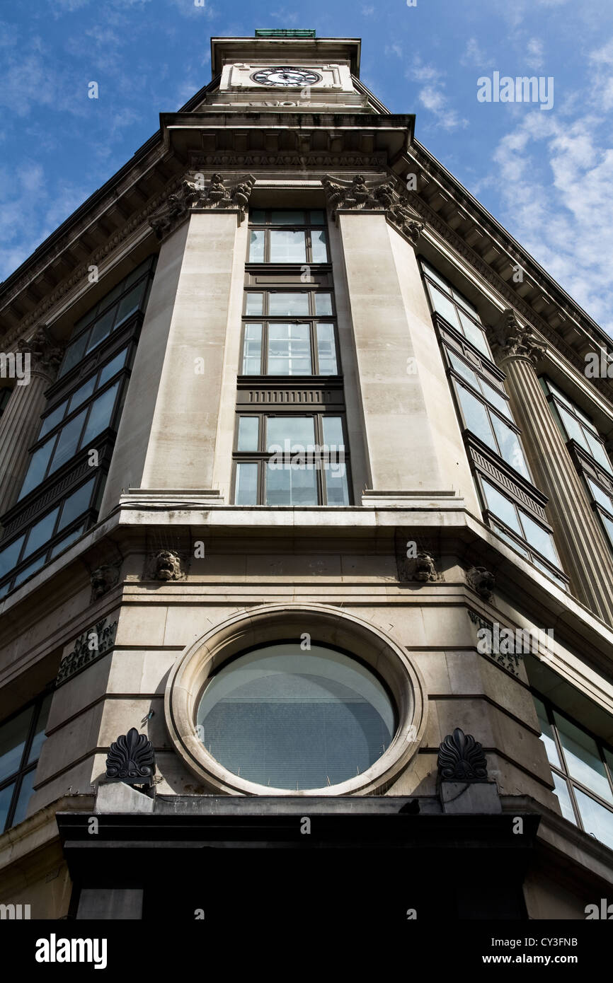 Une intéressante solution d'angle dans un immeuble près de Piccadilly Circus à Londres. Banque D'Images