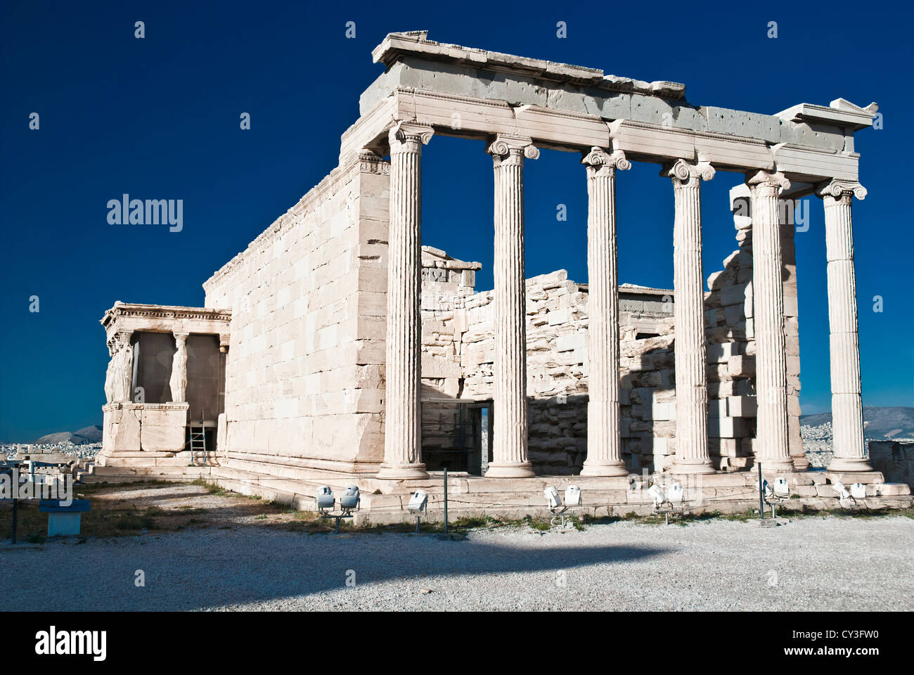 Athènes, Grèce : l'Erechteion cariatides dans les ruines du temple, sur le haut de l'Acropole Banque D'Images