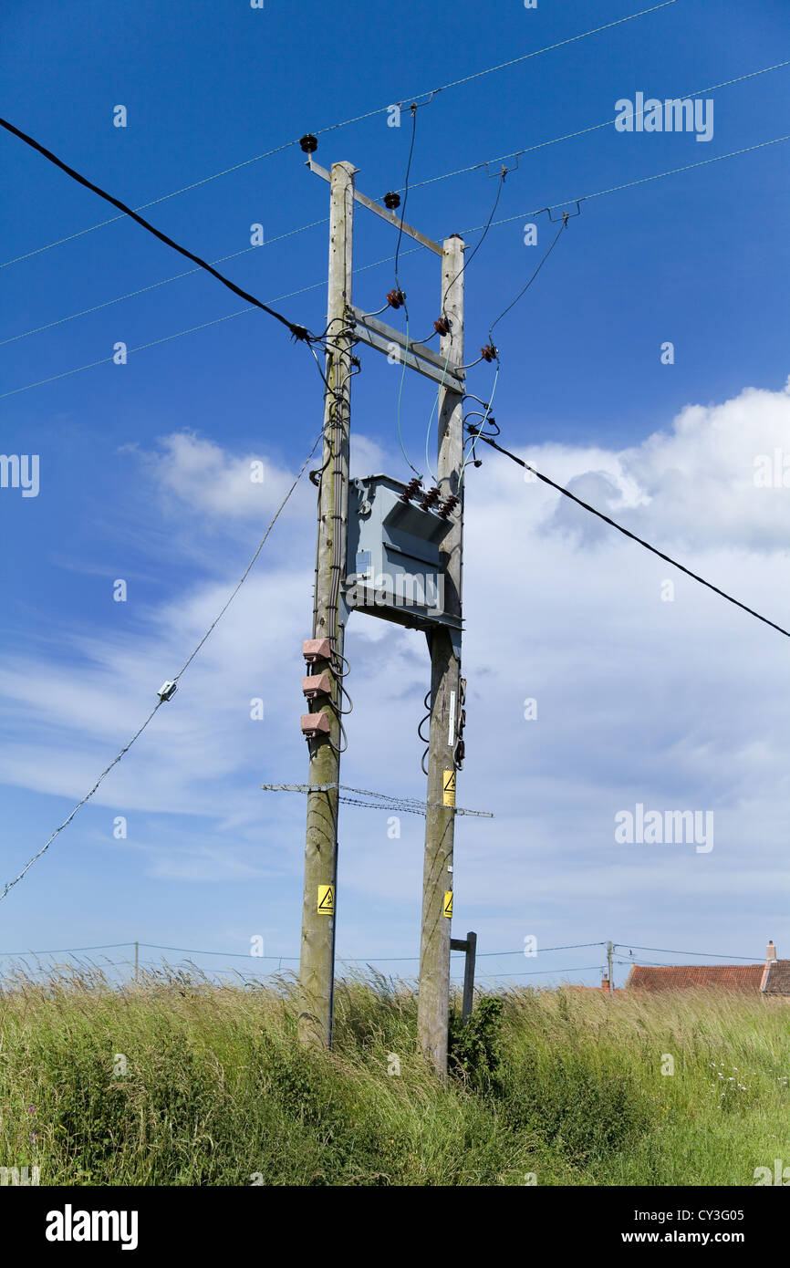 L'électricité en bois britannique transportant des pylônes des lignes de distribution avec transformateur, ces pôles font partie du réseau de distribution. Banque D'Images