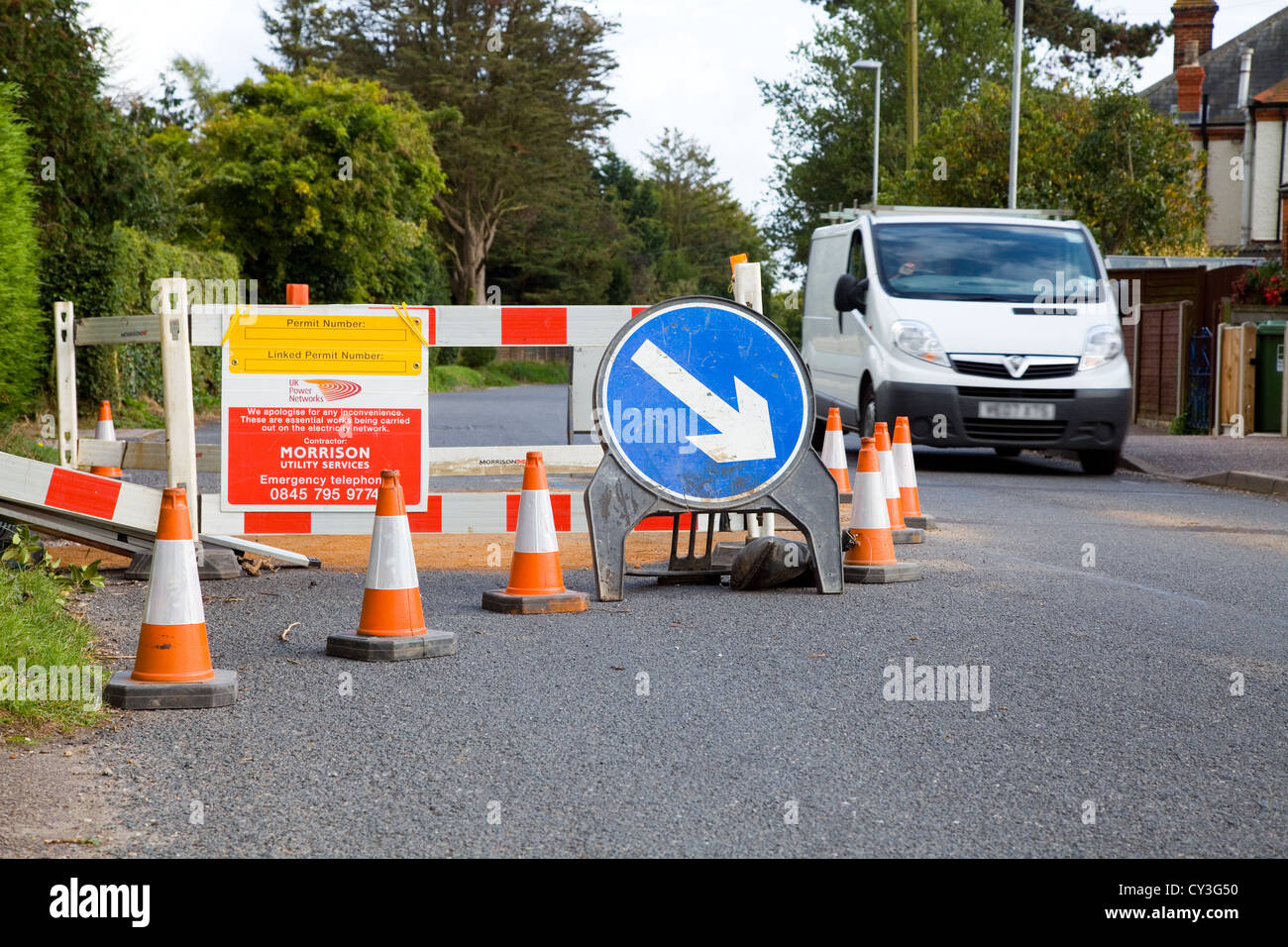 Travaux routiers britanniques urbains & Fermeture de voie avec les cônes, barrières de gardien et gardez la droite sign & d'autres signes sur un B Road à Norfolk, Royaume-Uni. Banque D'Images