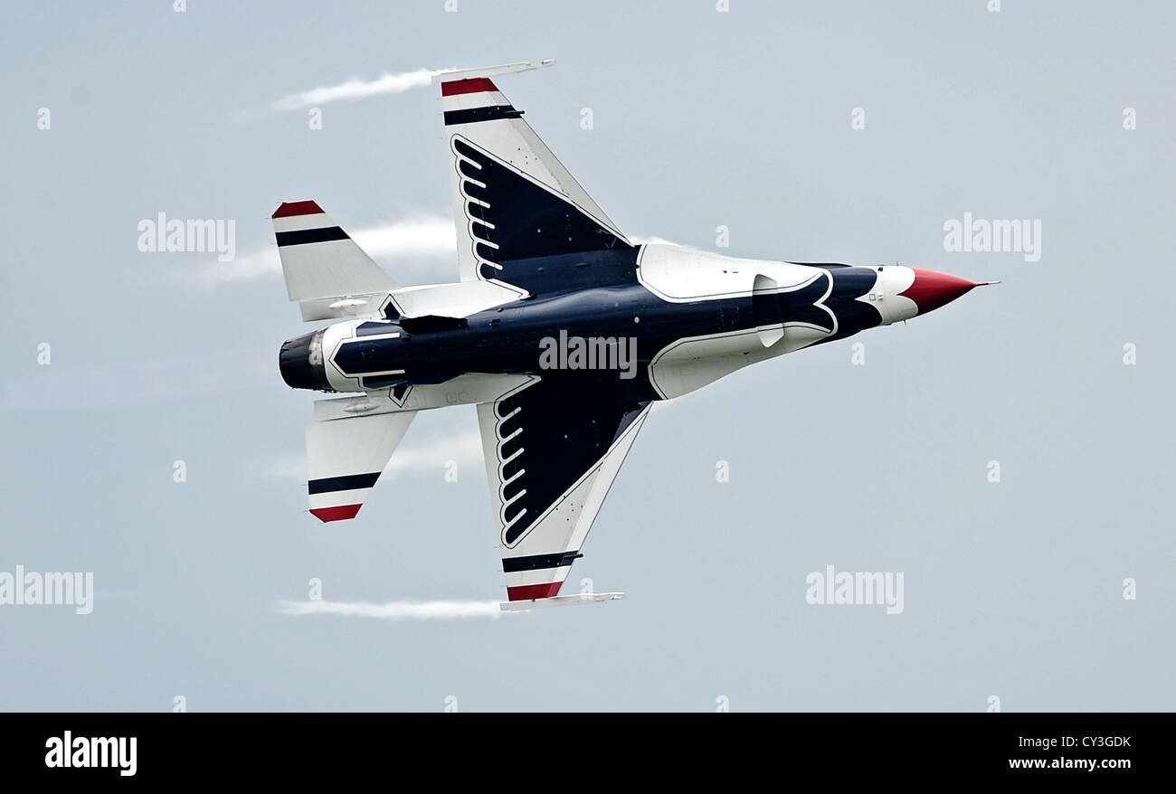 L'équipe de démonstration de l'US Air Force, les Thunderbirds effectuez pour la foule lors de l'Airpower 2012 au-dessus du Midwest Air show le 16 septembre 2012 à Scott Air Force Base, dans l'Illinois. Banque D'Images