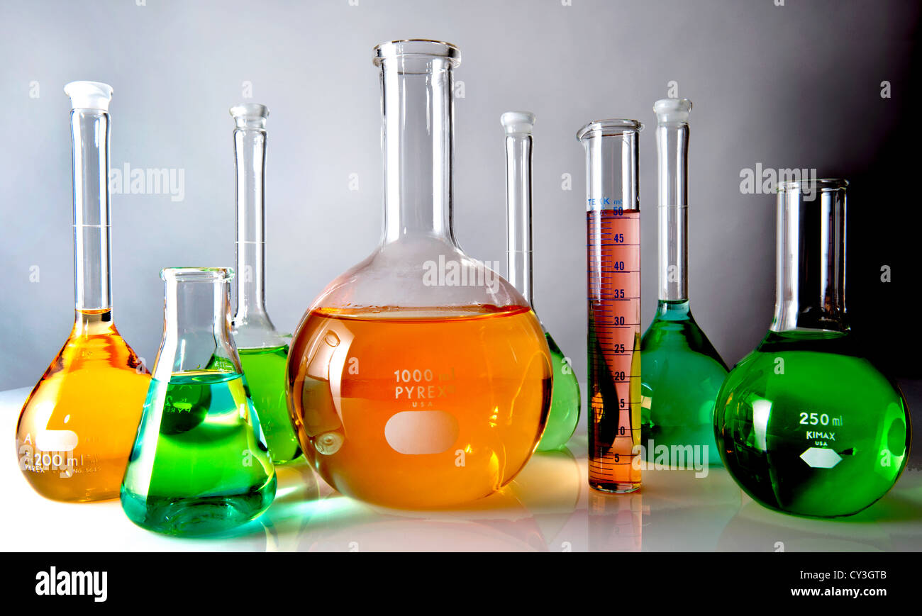 Flacons de laboratoire en verre remplis de liquides colorés. Banque D'Images