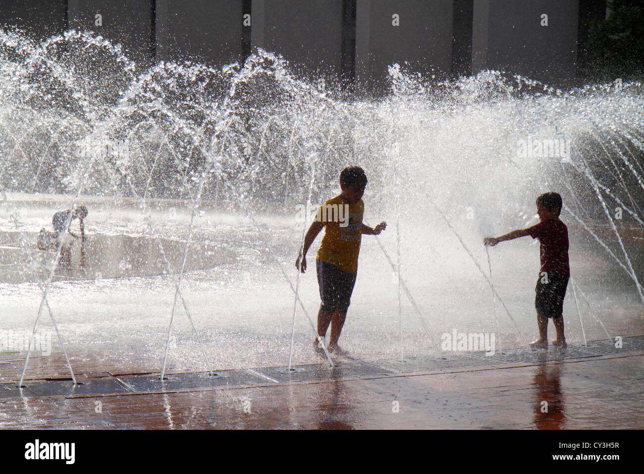 Boston Massachusetts, Christian Science Plaza, Fontaine pour enfants, eau, jouer, hispanique latin Latino ethno immigrants minorités ethniques, garçons, mal Banque D'Images