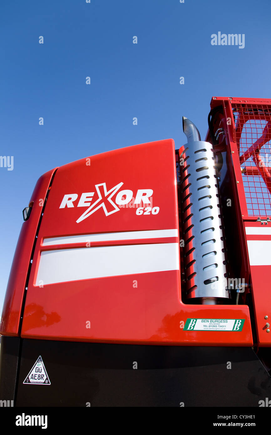 Rexor 620 Grimme arracheuse à betteraves dans un ciel bleu clair,UK. Banque D'Images