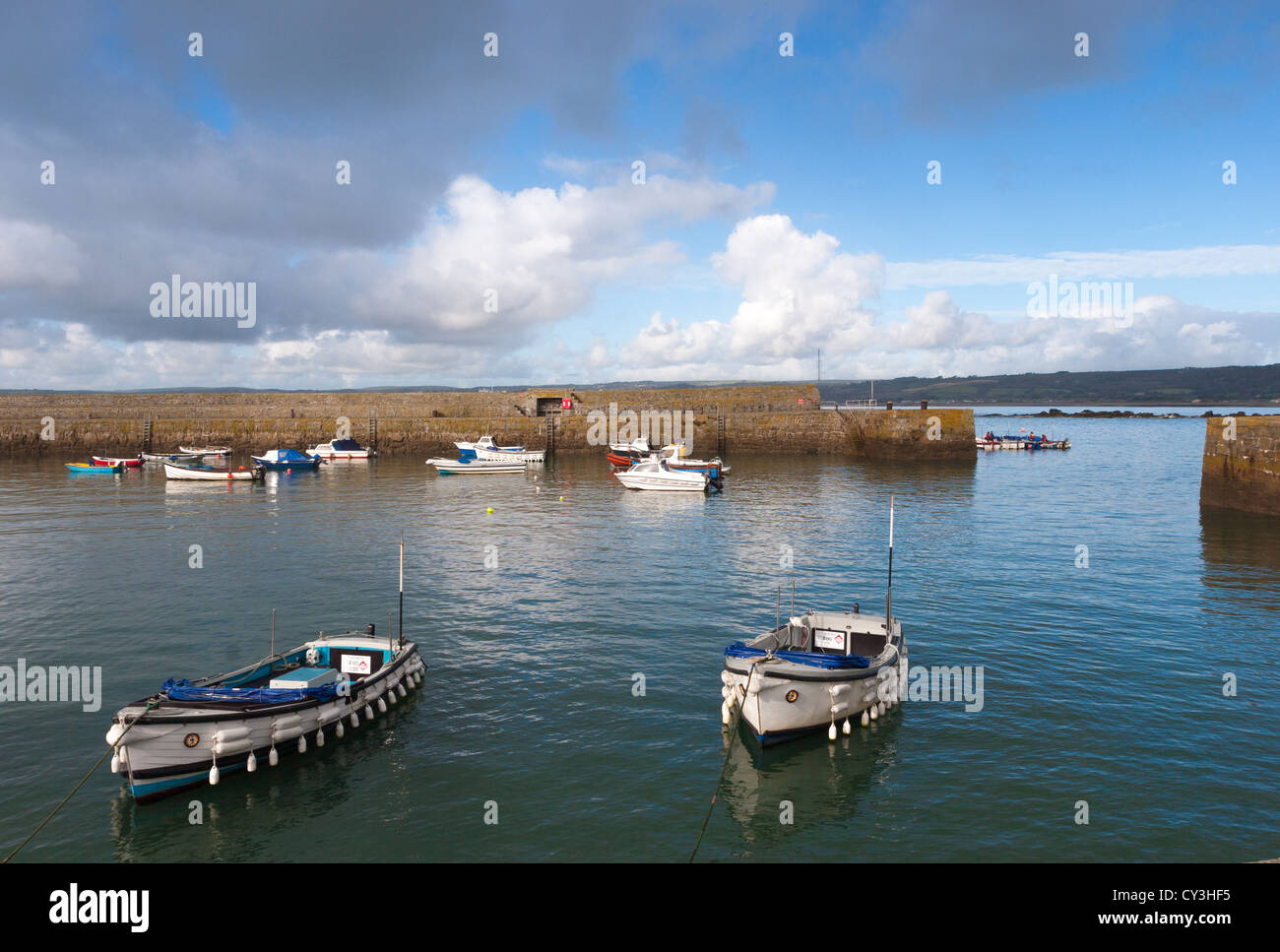 Bateaux dans un port près de Penzance, Cornwall, Royaume-Uni sud-ouest Banque D'Images