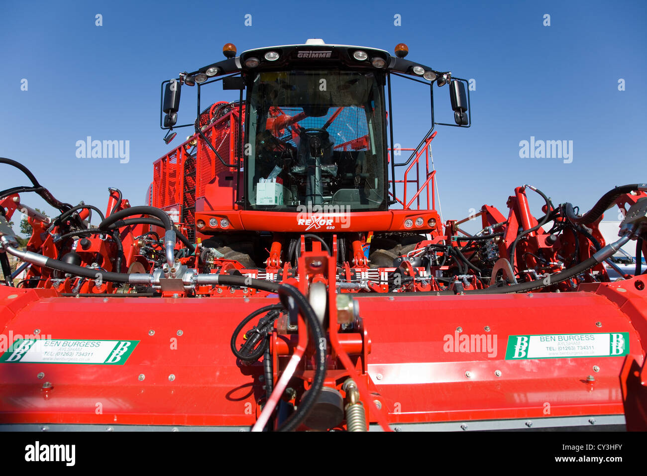 Rexor 620 Grimme arracheuse à betteraves dans un ciel bleu clair,UK. Banque D'Images