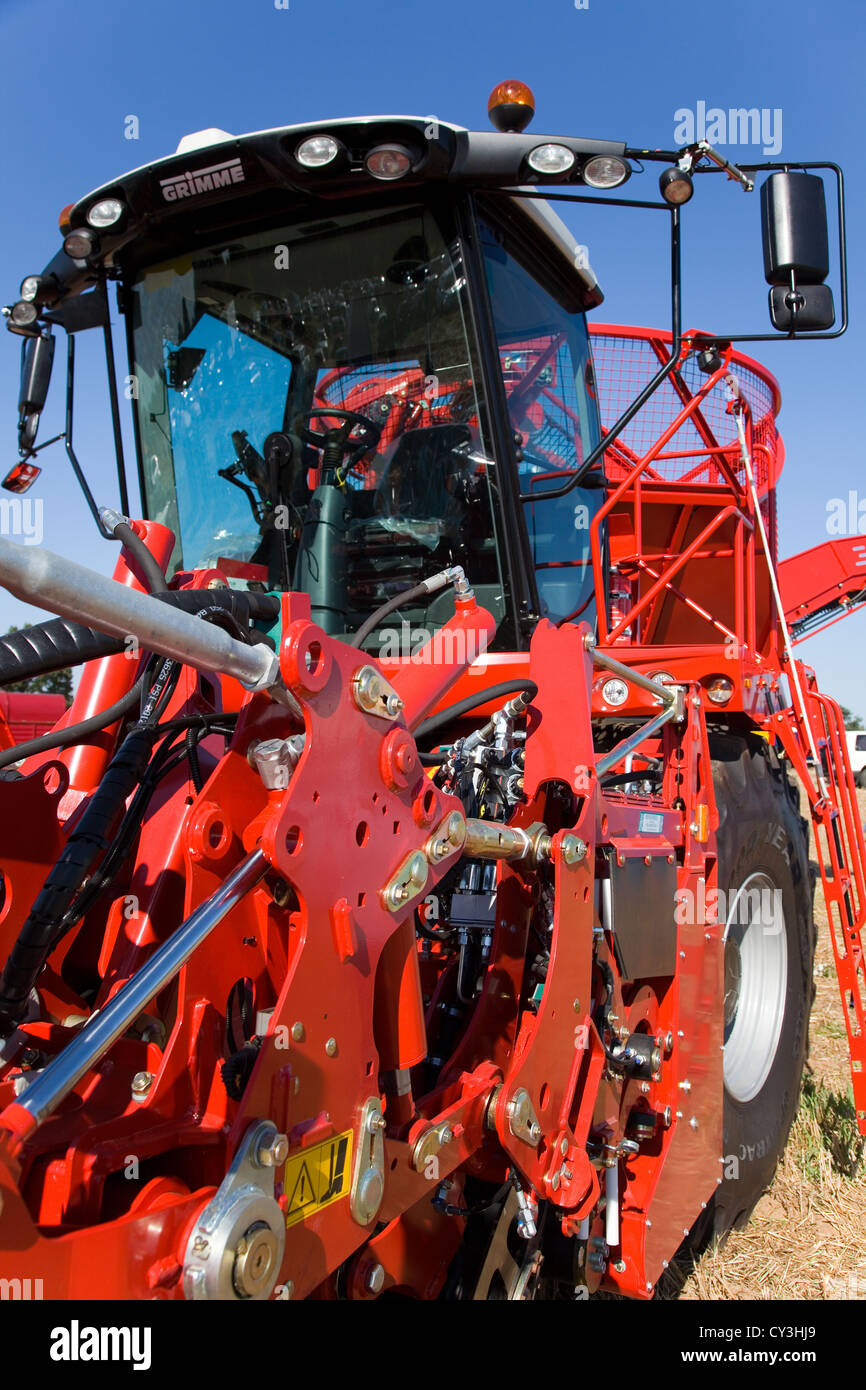 Rexor 620 Grimme arracheuse à betteraves dans un ciel bleu clair,UK. Banque D'Images