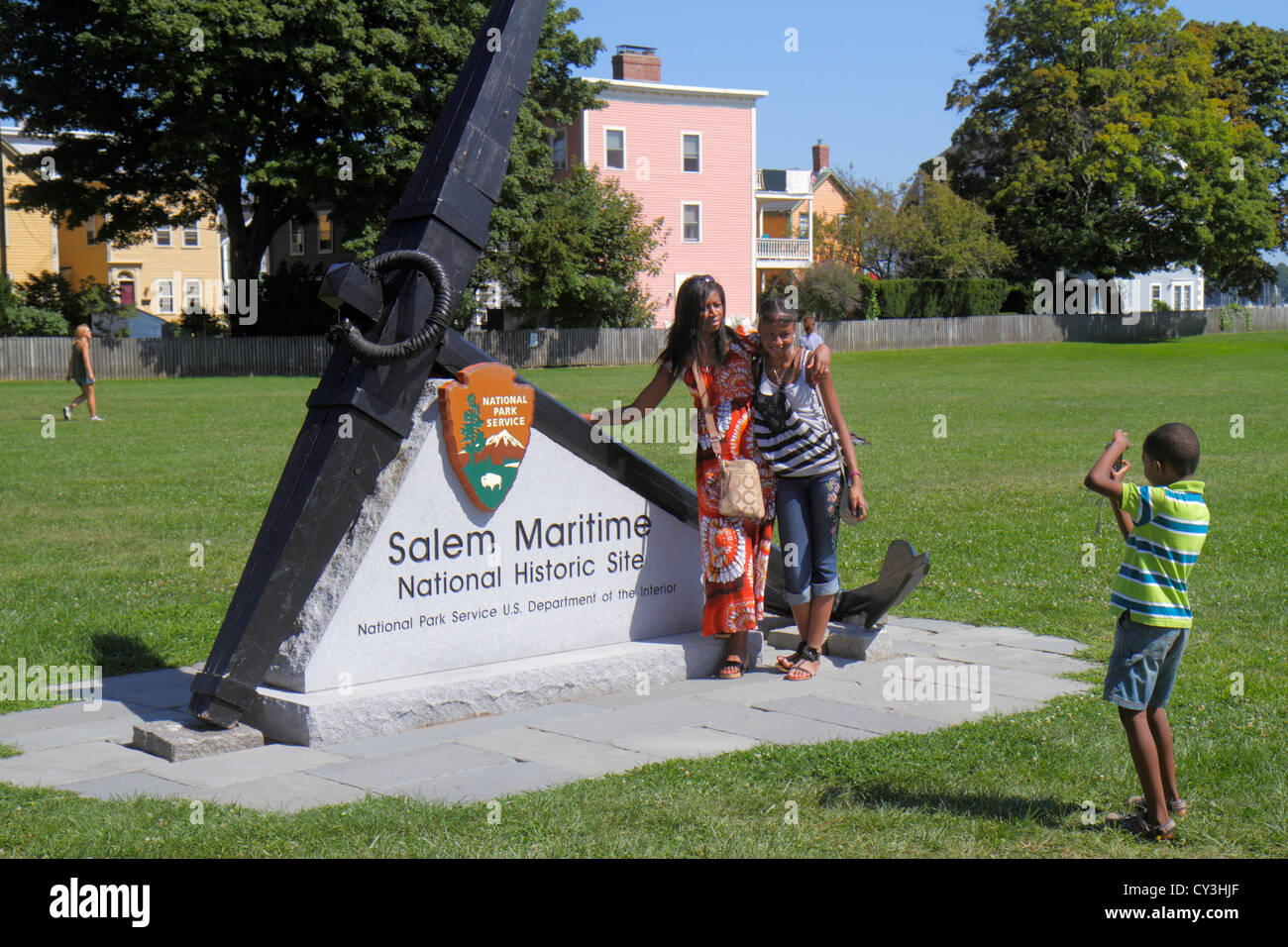 Massachusetts Salem, site historique national maritime de Salem, logo du National Park Service, ancre, fille noire filles, femme enfant enfants enfants enfants jeune, Banque D'Images