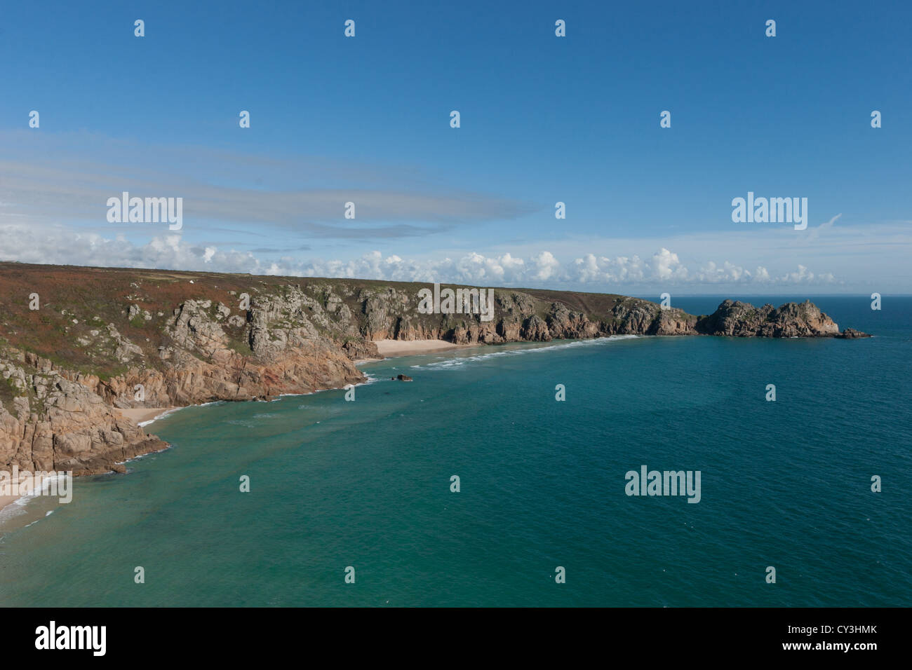 L'océan Atlantique bleu vif à plage de Porthcurno, Cornwall, Royaume-Uni sud-ouest Banque D'Images