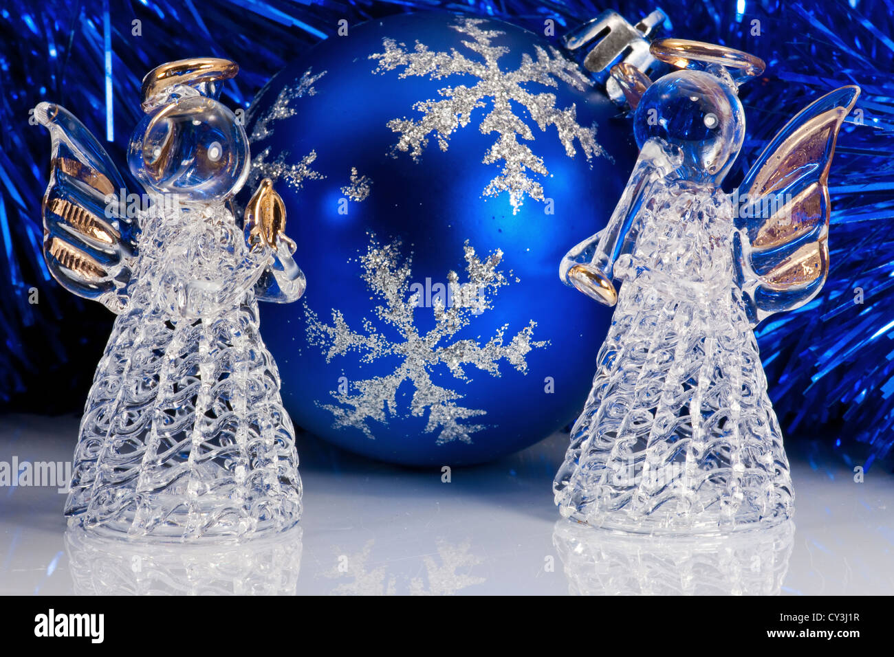 2 accessoires ange en verre bleu, boule de noël et l'arbre de Noël les  guirlandes sur fond blanc avec des réflexions Photo Stock - Alamy