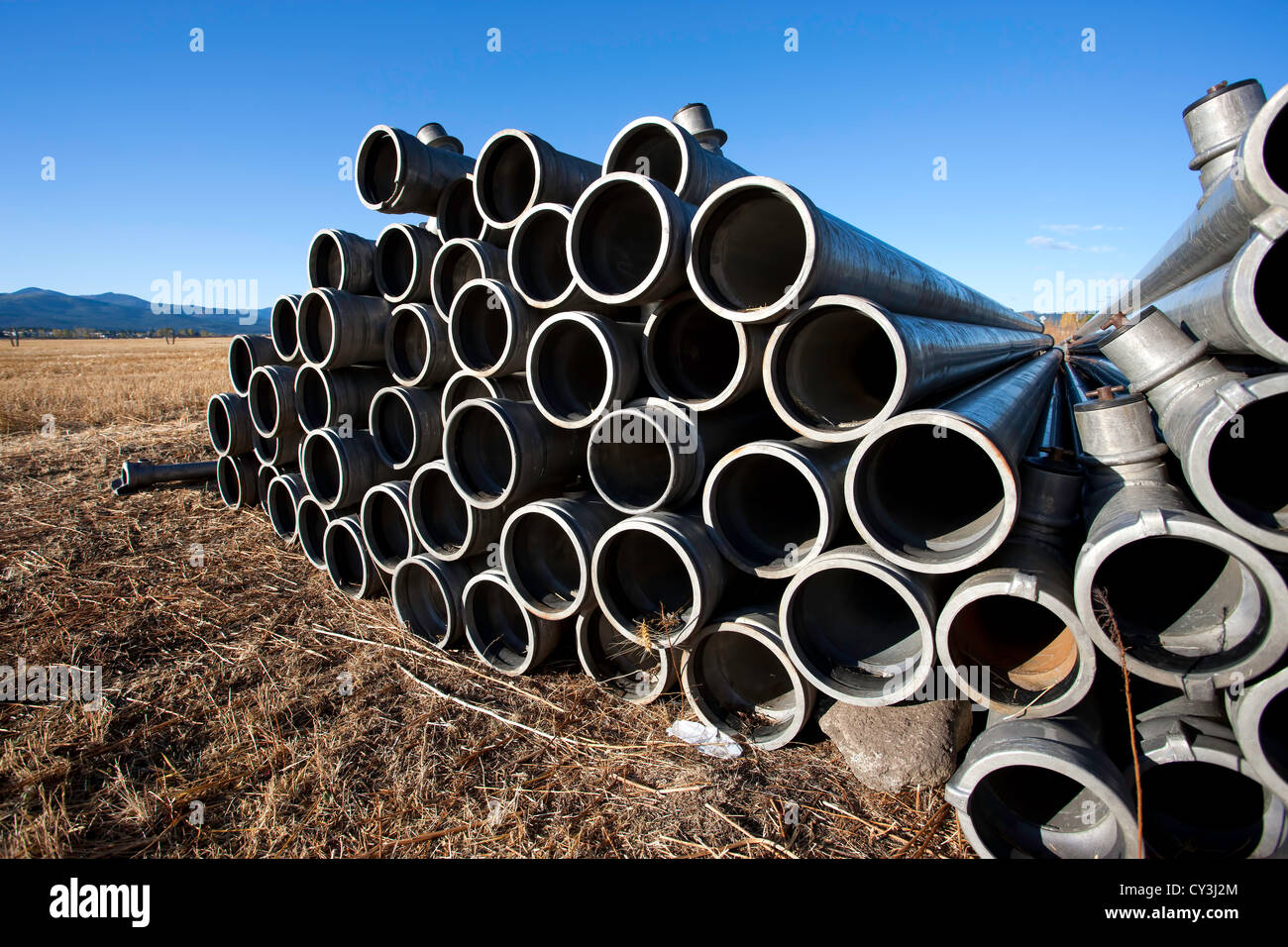 Des tas de tuyaux d'irrigation agricole sur une journée ensoleillée Photo  Stock - Alamy
