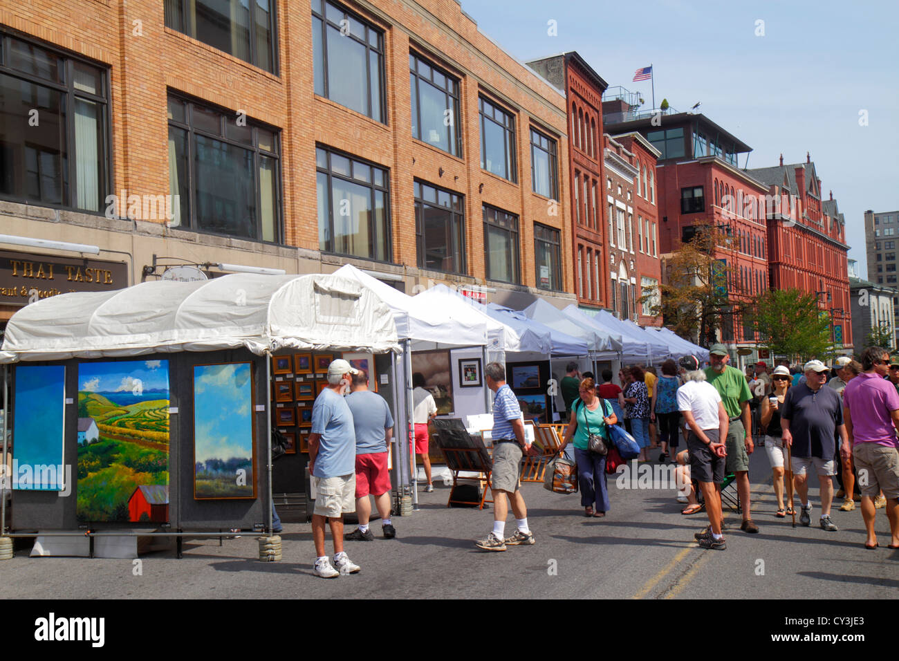 Portland Maine,Congress Street,WCSH 6 Street,Sidewalk Art Festival,artistes,vendeurs stall stands stands stand marché, shopping shopper shopp Banque D'Images