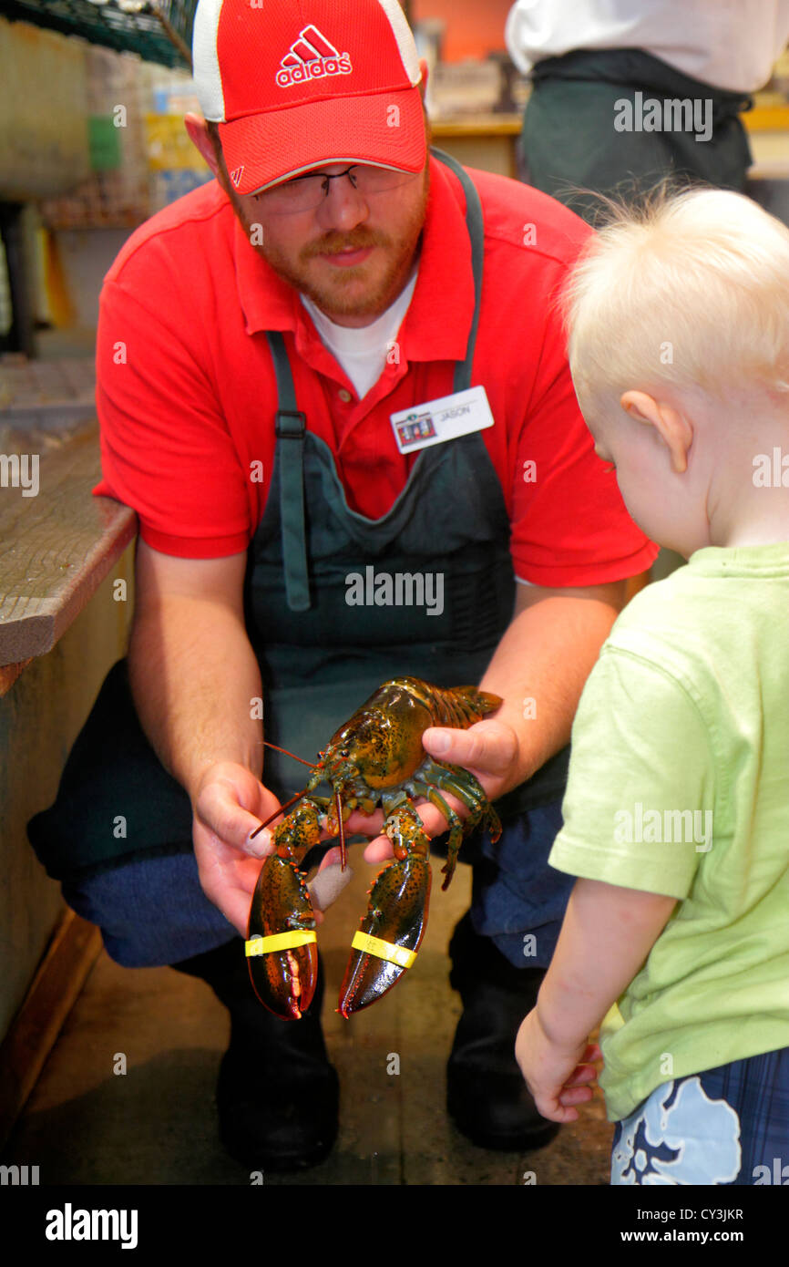 Portland Maine, quartier historique du Vieux Port, Custom House Wharf, Harbour Fish Market, monger, homme hommes hommes adultes, employés travailleurs employés travaillant personnel Banque D'Images