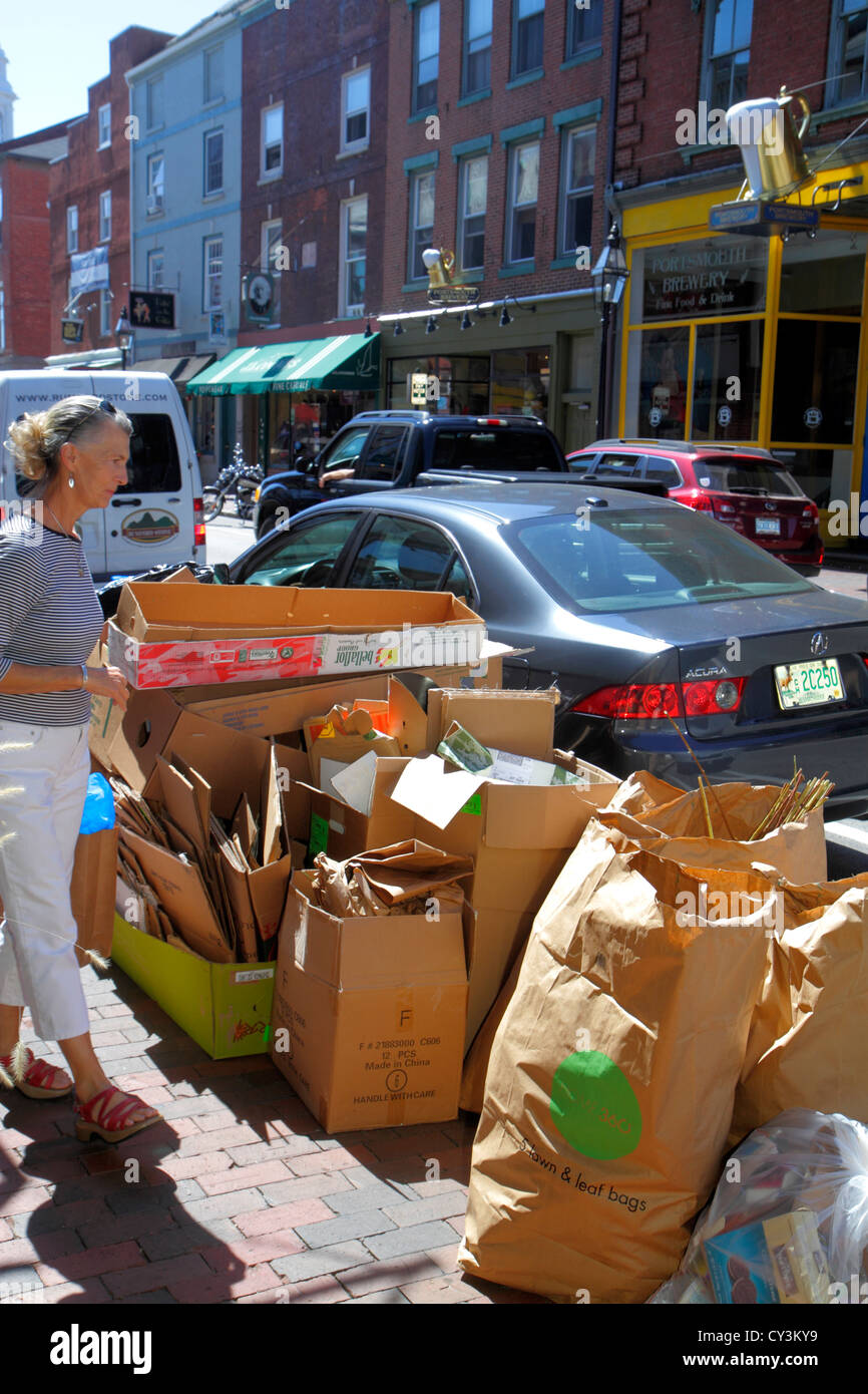New Hampshire,Portsmouth,Market Street,entreprises,quartier,déchets,conteneurs,trottoir,trottoir,rue,trottoir,boîtes en carton aplaties,sacs en plastique,adulte Banque D'Images