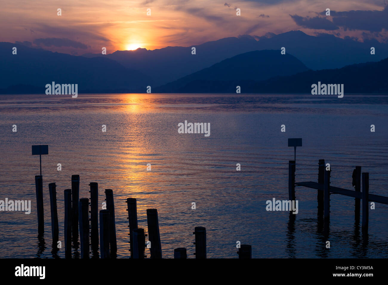 Le Lac Majeur en Italie au coucher du soleil Banque D'Images