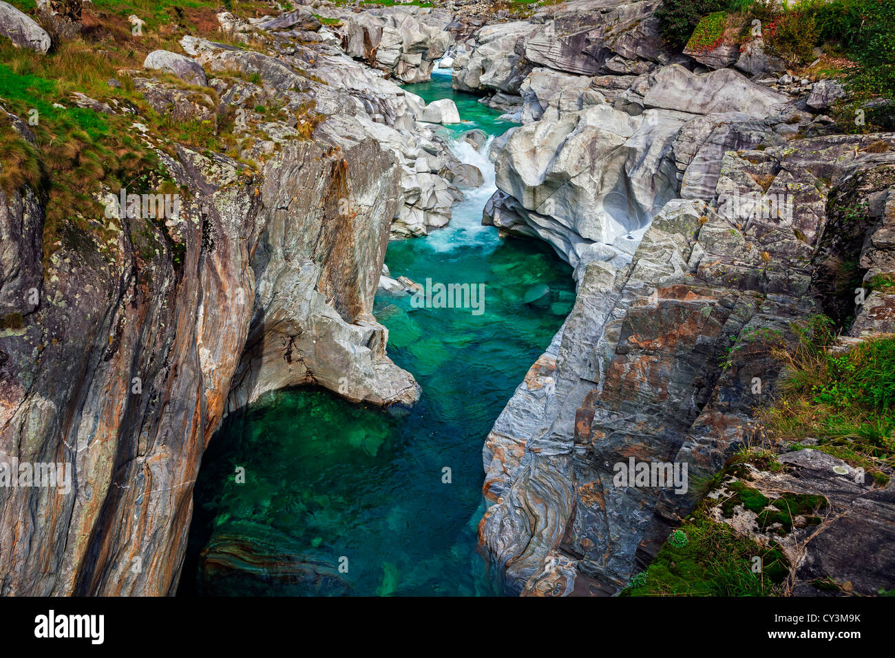 La rivière Verzasca coule à travers la pittoresque vallée Verzasca et formes spectaculaires formations rocheuses Banque D'Images