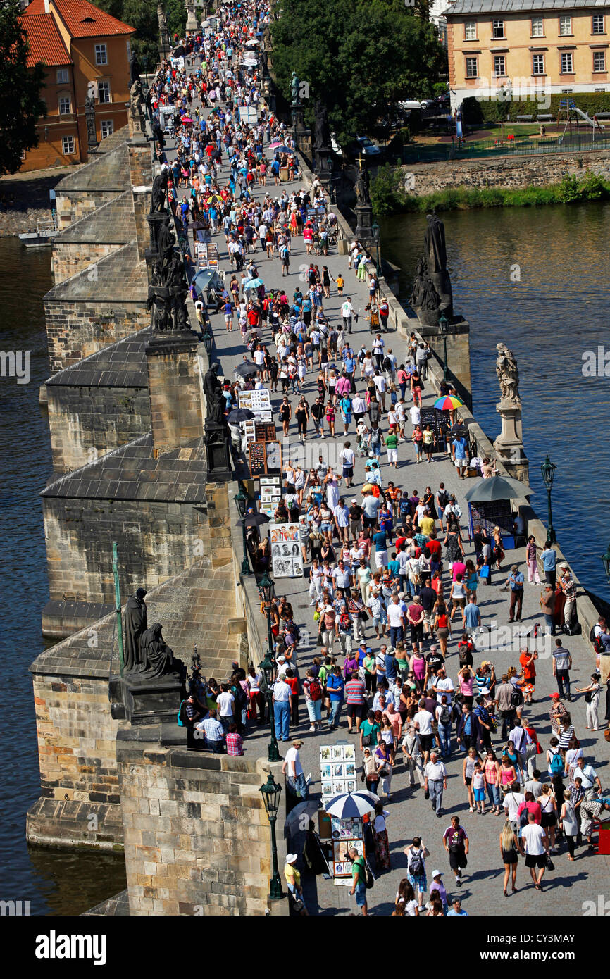 Des foules de touristes sur le pont Charles à Prague, République Tchèque Banque D'Images