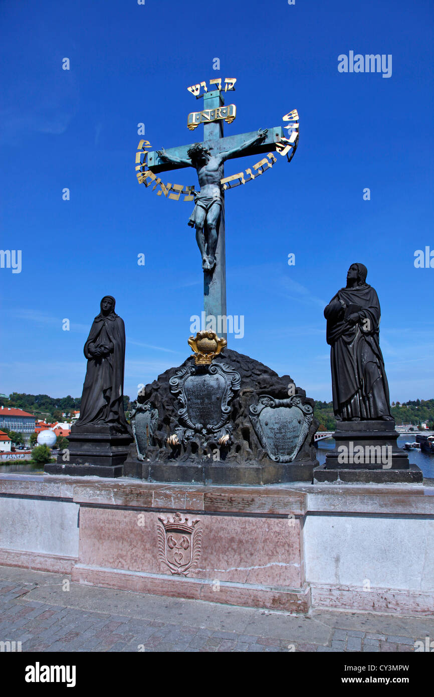 Statue du Christ sur la croix sur le pont Charles à Prague, République Tchèque Banque D'Images