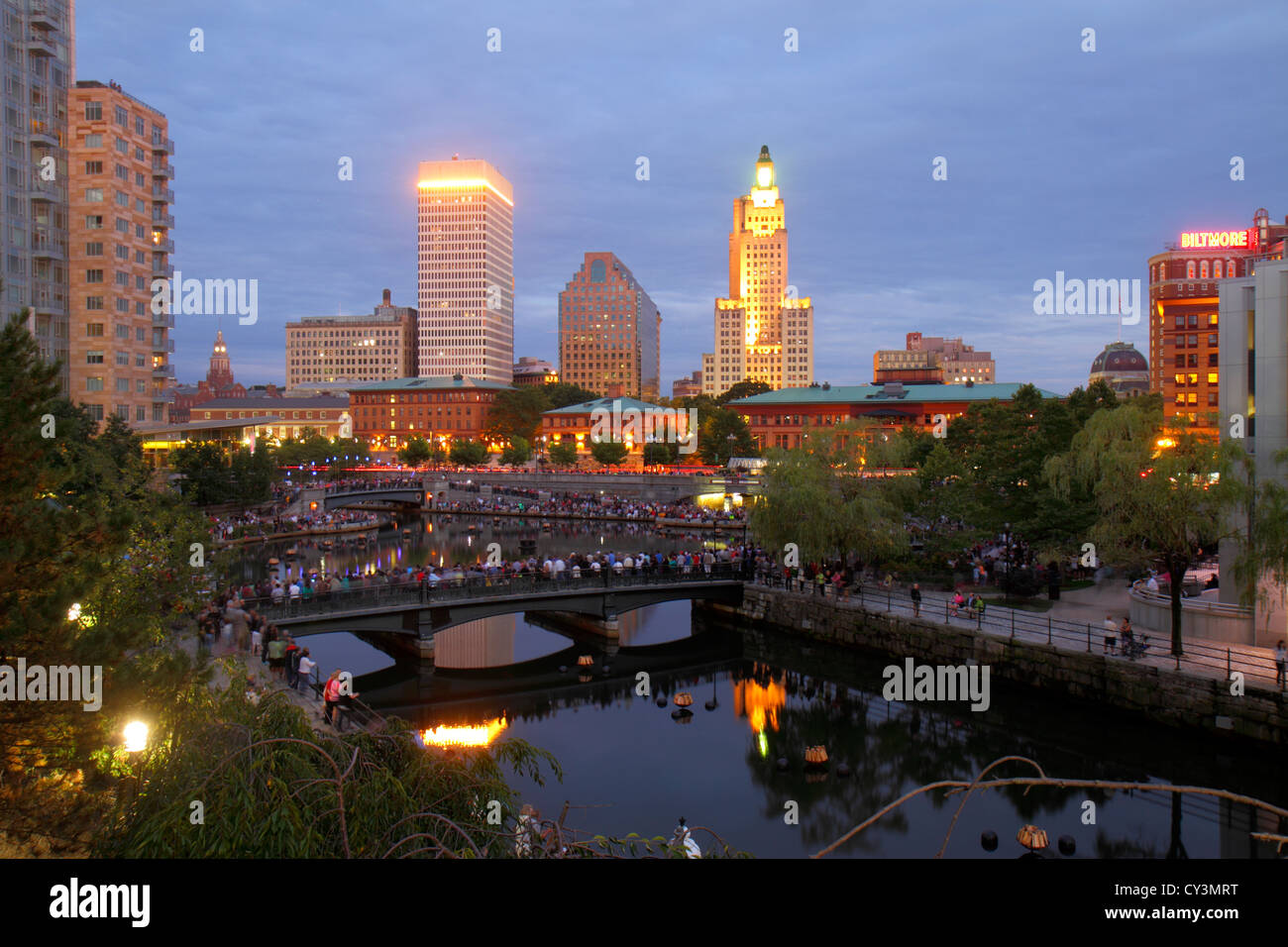 Rhode Island Providence,Waterplace Park,River Walk,Providence River,horizon de la ville,centre-ville,crépuscule,hôtel de ville,bâtiment,Bank of America bâtiment,un Banque D'Images