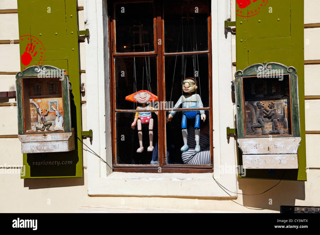 Puppets suspendu dans une vitrine de marionnettes à Prague, République Tchèque Banque D'Images