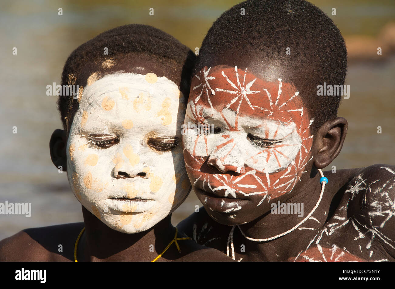 Portrait de deux garçons avec Surma, peintures corporelles, la vallée de la rivière Kibish Omo, Ethiopie Banque D'Images