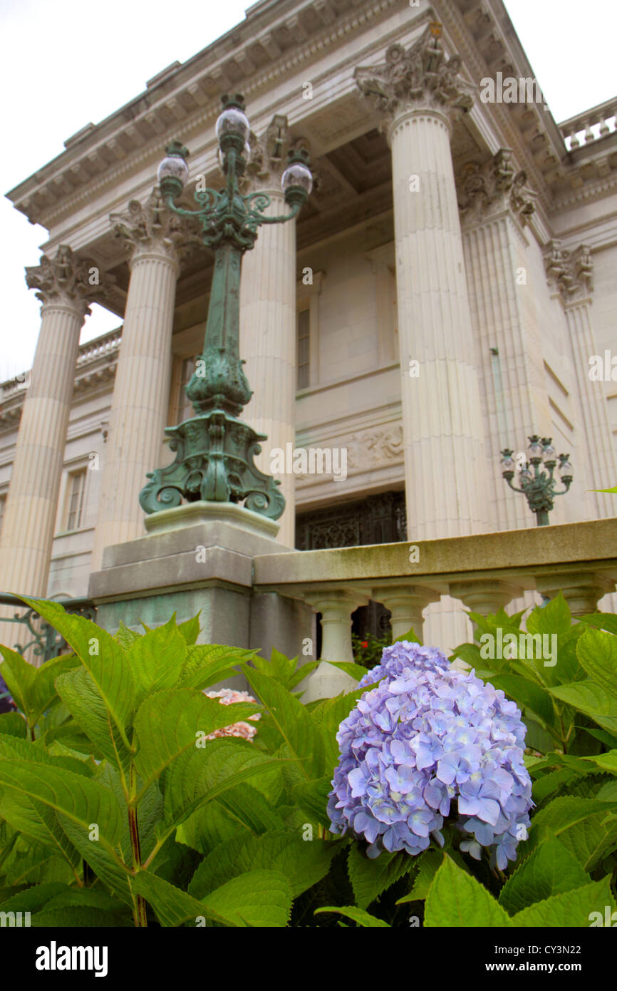 Rhode Island Newport,Bellevue Avenue,Marble House 1892,Gilded Age Mansions,musée,Newport Preservation Society,front,piliers,Vanderbilt,hydrangea,RI12 Banque D'Images