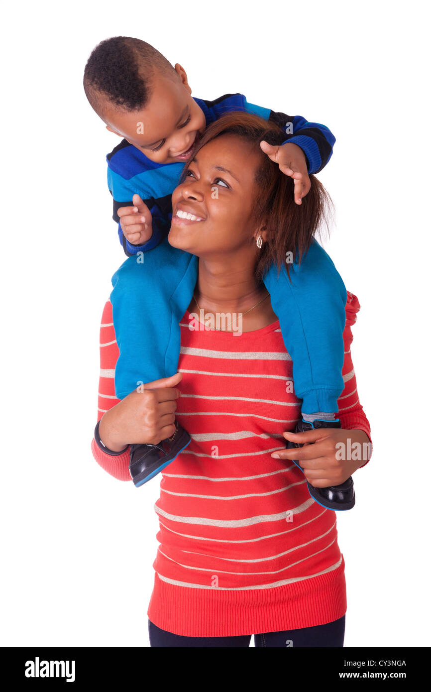 Heureux L Enfant Sourit Sur Les Epaules De Sa Mere Afro Africaine Noire Photo Stock Alamy