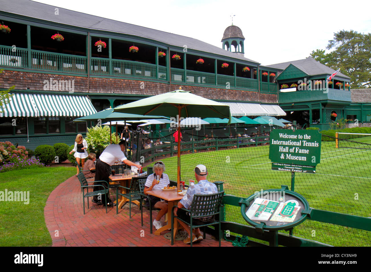 Rhode Island Newport, Bellevue Avenue, International tennis Hall of Fame & Museum, Newport Casino, terrasse extérieure, tables, restaurants, restaurant Banque D'Images