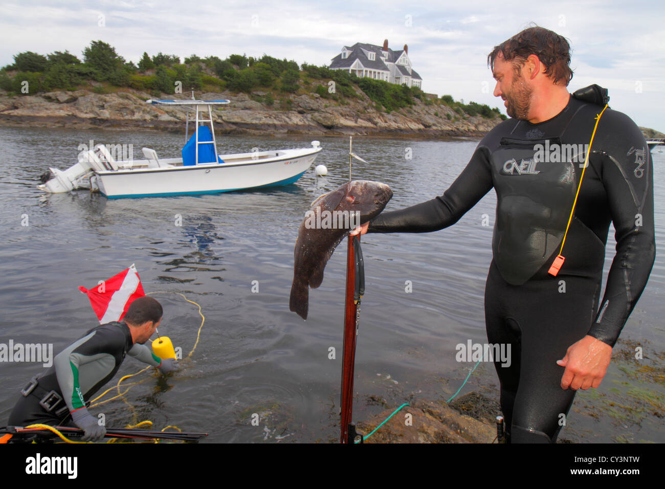 Newport Rhode Island, Nouvelle-Angleterre, Ocean Drive, Ten Mile Drive, Ocean Water Avenue, Goose Neck Cove, homme hommes adultes mâles, pêche au fer, tautog, poisson, chasse Banque D'Images