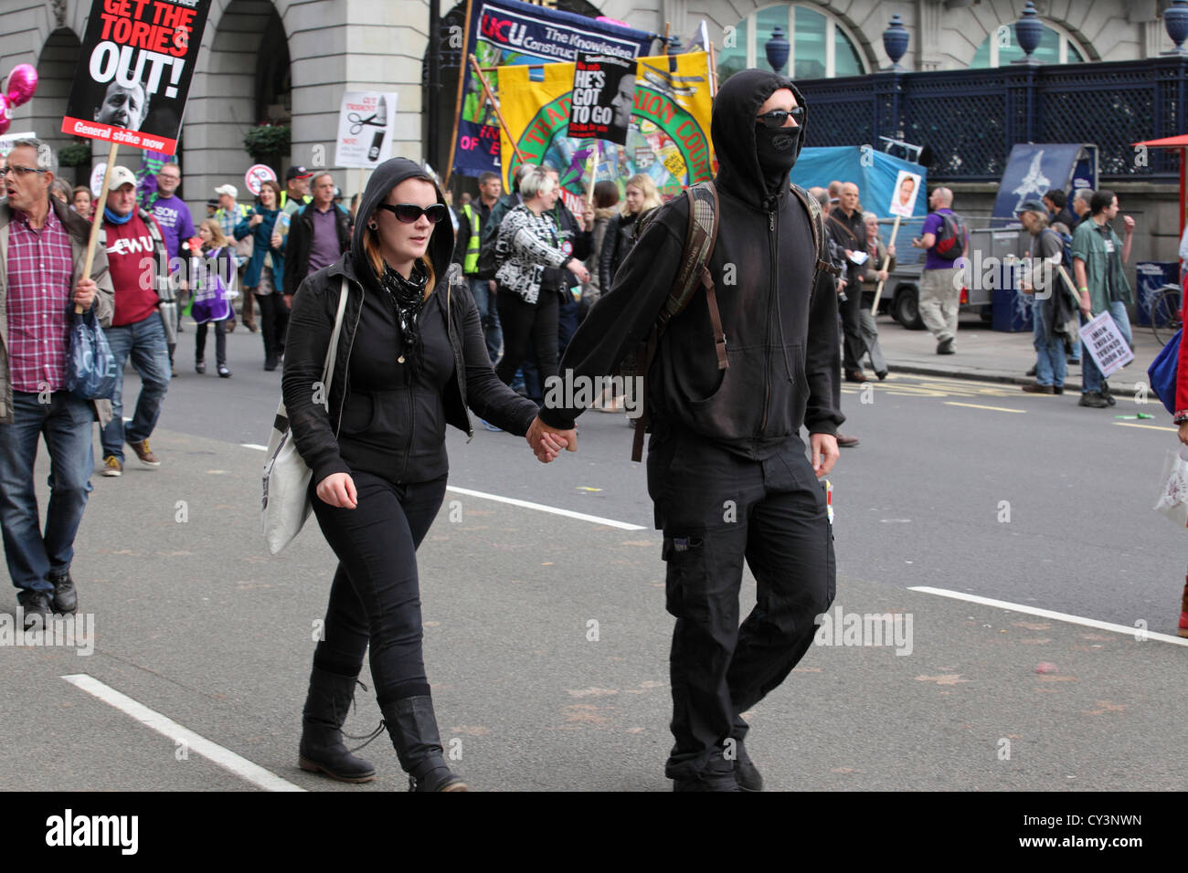 Manifestant anarchiste drapeau Black bloc à deux Anti-Austerity Mars, Piccadilly central London, UK. Un avenir qui fonctionne Banque D'Images
