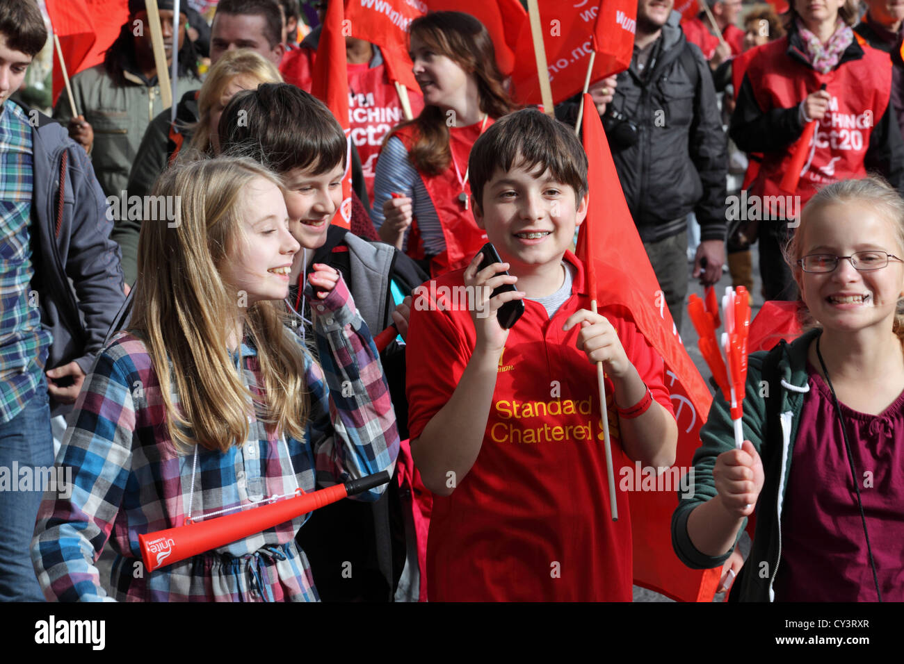 Groupe d'enfants marchant sur mars TUC mars anti-austérité rally "Un avenir qui fonctionne', le centre de Londres, UK Banque D'Images