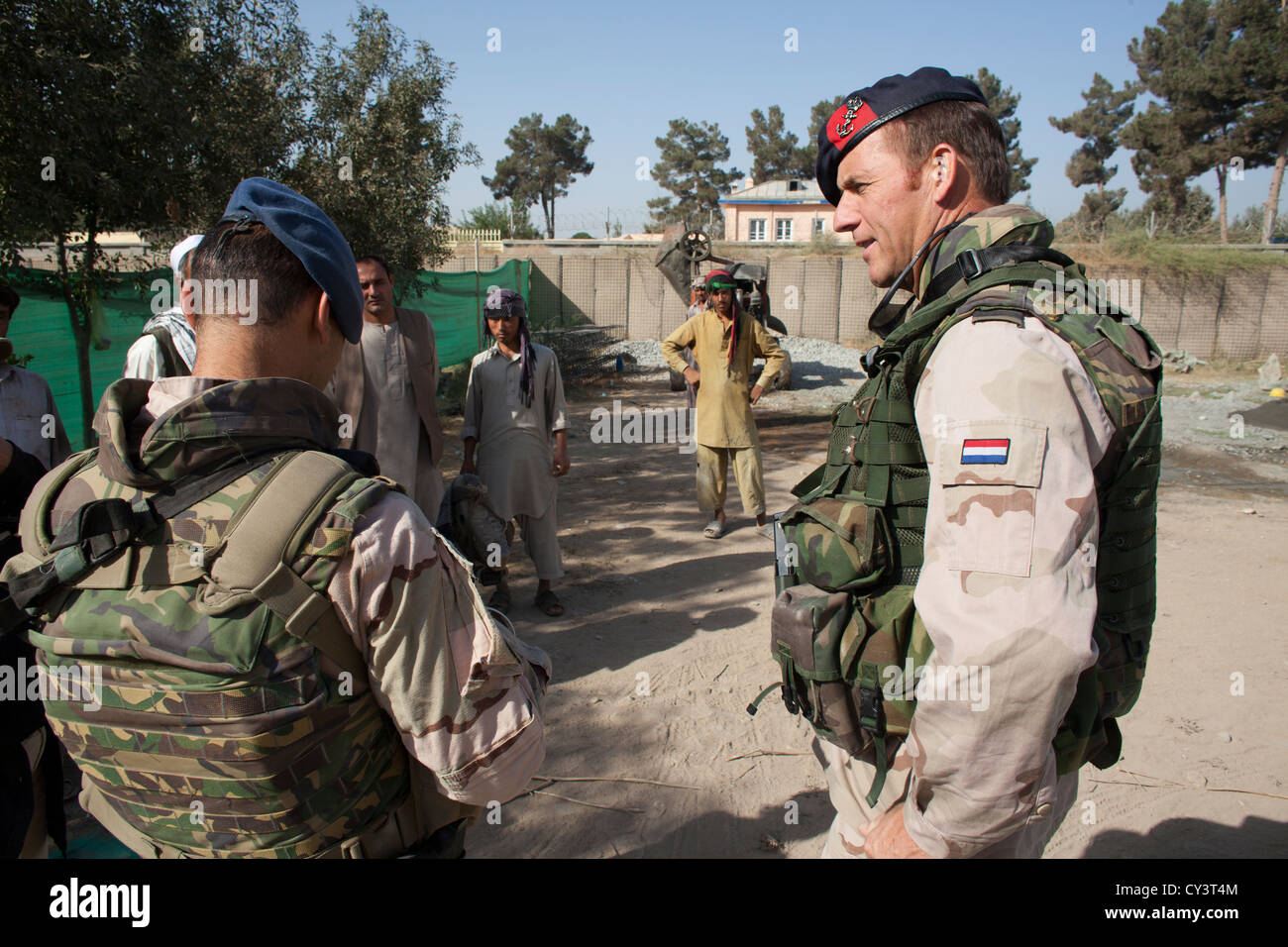 Militaire néerlandaise dans la province de Kunduz, Afghanistan. Le Colonel 'De Jong' (à droite) est le commandant de la mission néerlandaise Banque D'Images