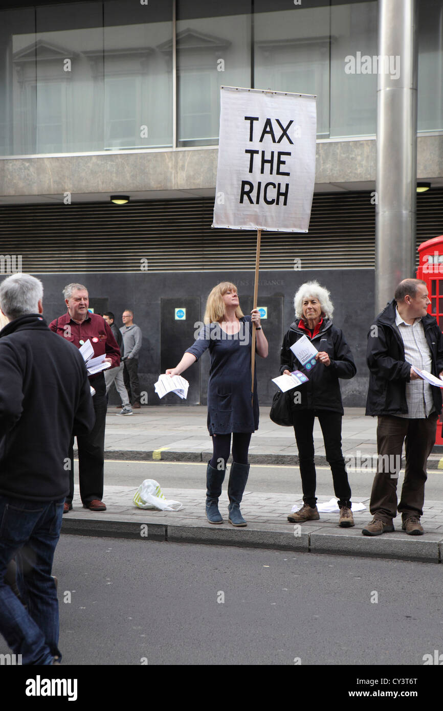 Un avenir qui travaille, TUC mars et Rallye. Taxer les riches banner, démonstration femme manifestant le centre de Londres, Royaume-Uni Banque D'Images