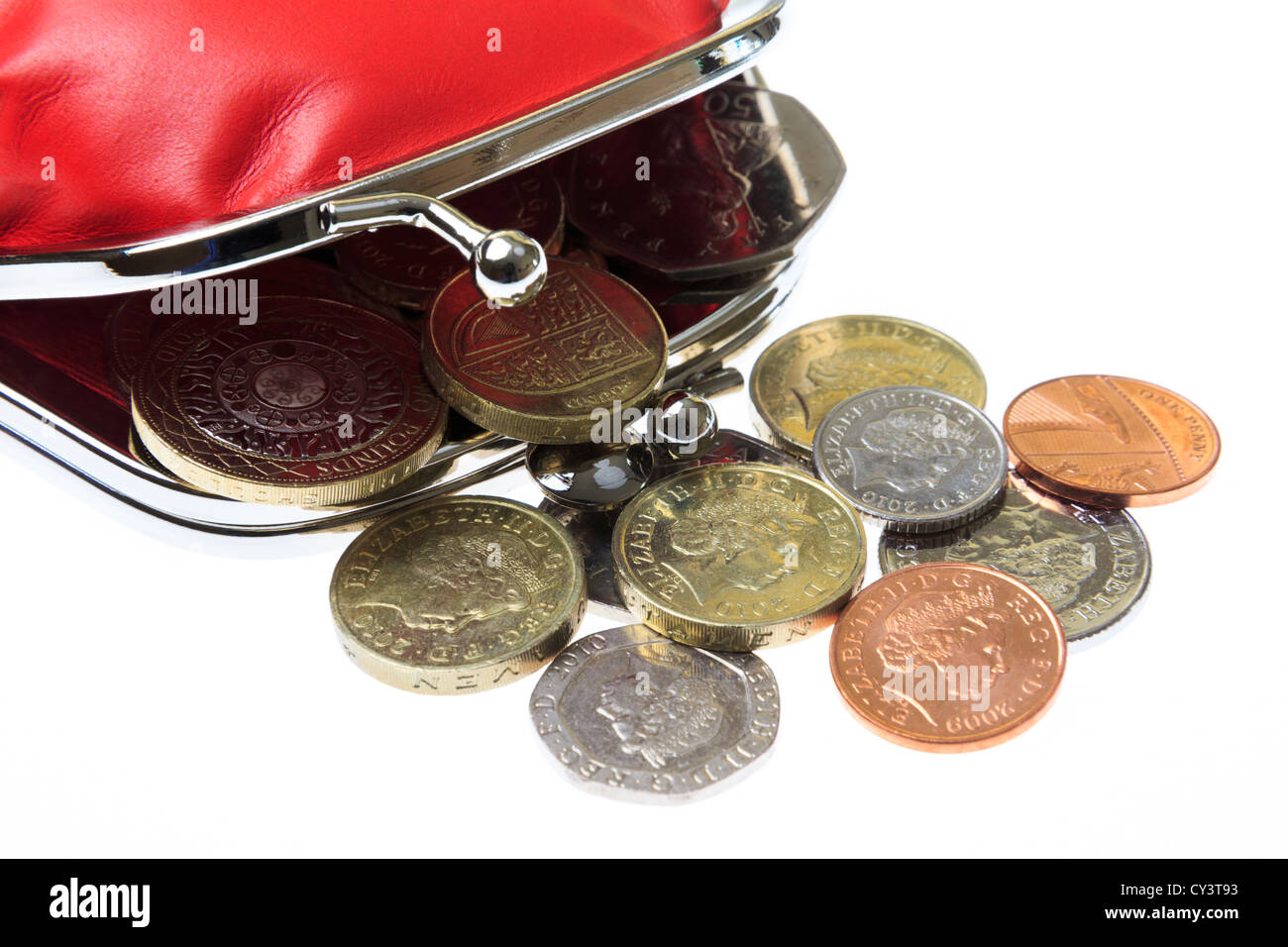 Porte-monnaie rouge britannique ouvert avec quelques pièces de monnaie sterling qui se répandent sur un fond clair d'en haut. Concept d'austérité. Angleterre Royaume-Uni Grande-Bretagne Banque D'Images