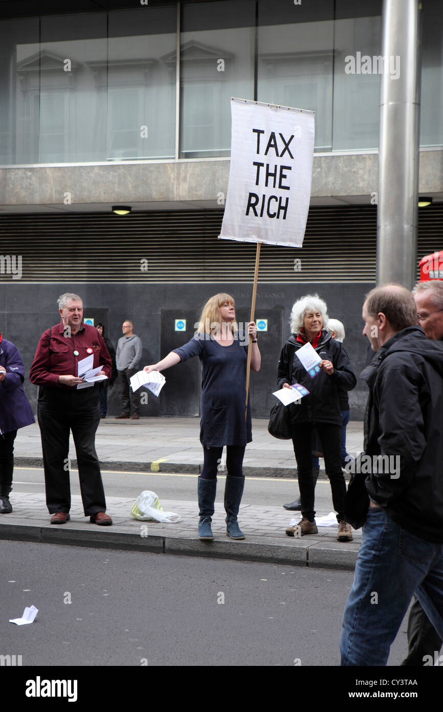 Un avenir qui travaille, TUC mars et Rallye. Taxer les riches banner, démonstration femme manifestant le centre de Londres, Royaume-Uni Banque D'Images