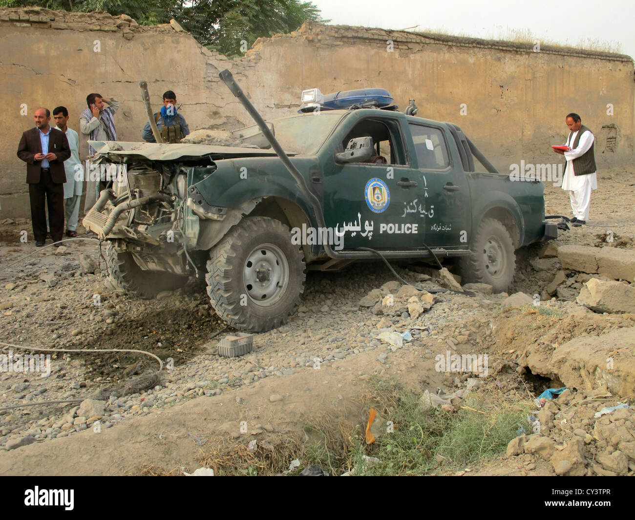 Voiture de police afghane sur un IED en Afghanistan Banque D'Images