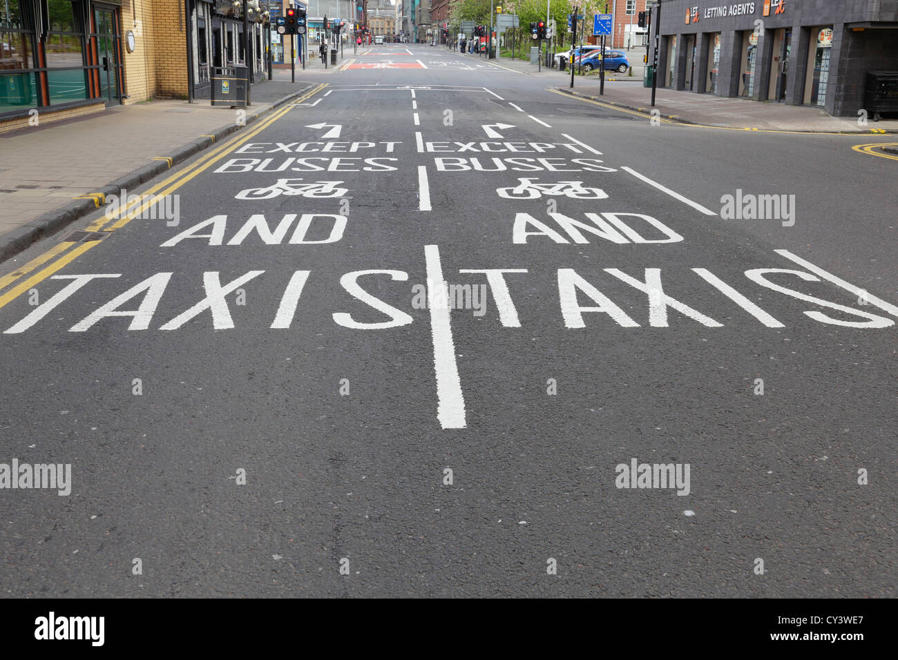 Panneaux indiquant à la circulation de tourner à droite ou à gauche, à l'exception des bus, des bicyclettes et des taxis dans le centre-ville de Glasgow, Stockwell Street, Écosse Royaume-Uni Banque D'Images