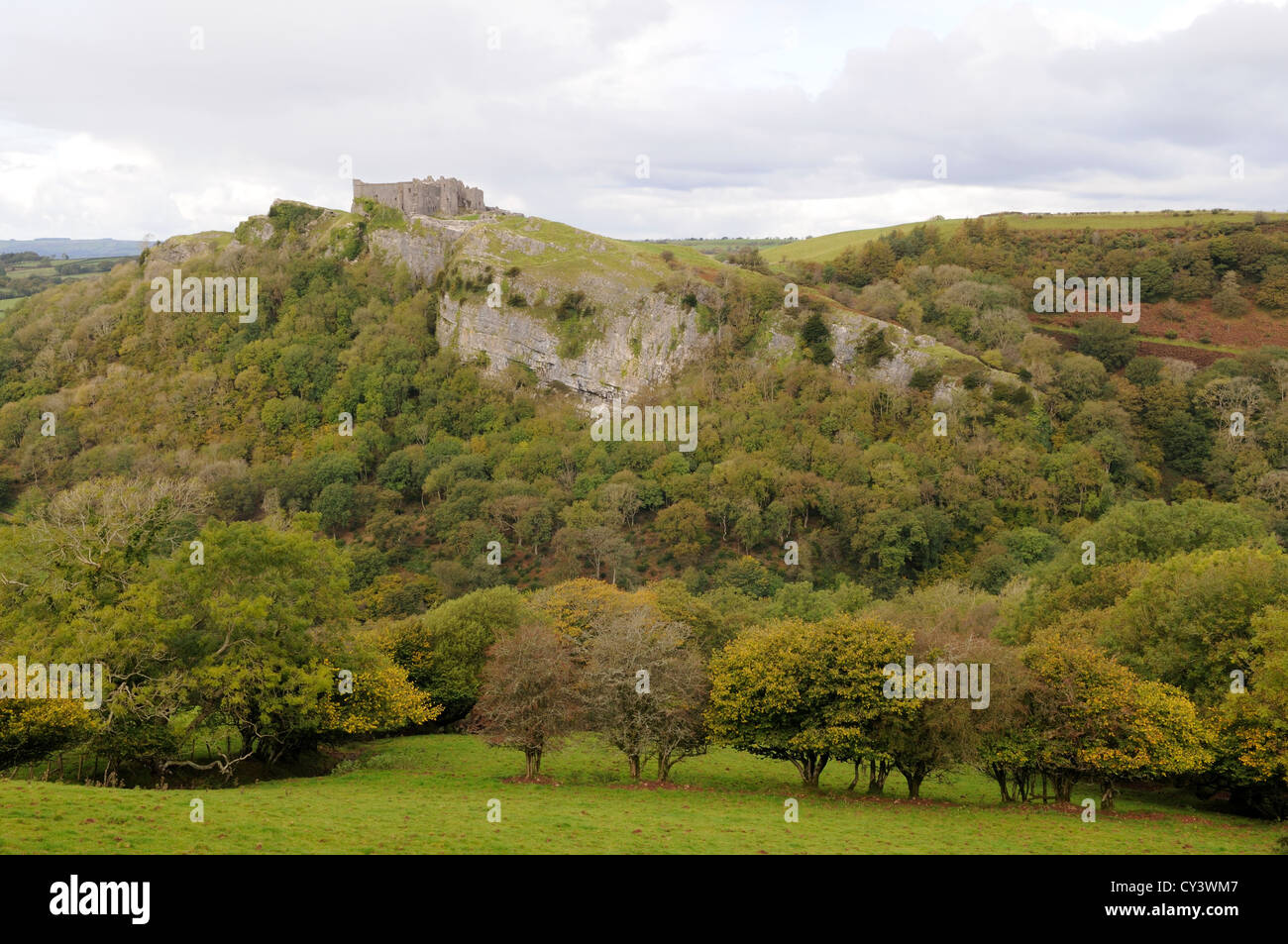 Carreg Cennen Castle en automne piège Llandeilo Parc national de Brecon Beacons au Pays de Galles Cymru UK GO Banque D'Images