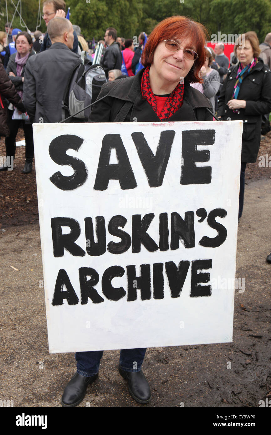 Enregistrer l'Archive de Ruskin. Femme protestataire peut contenir jusqu'à l'avenir de l'étiquette qui fonctionne Mars & Rally, London UK. Banque D'Images