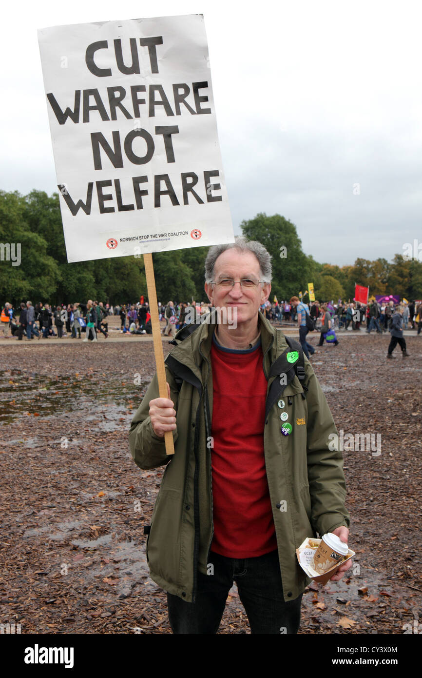 Manifestant la paix avec l'homme, de l'étiquette d'un futur qui fonctionne, TUC mars & rally, le centre de Londres Banque D'Images